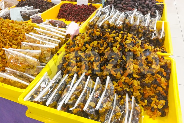 Raisin on sale at bazaar for Muslim iftar break fast Stock Photo