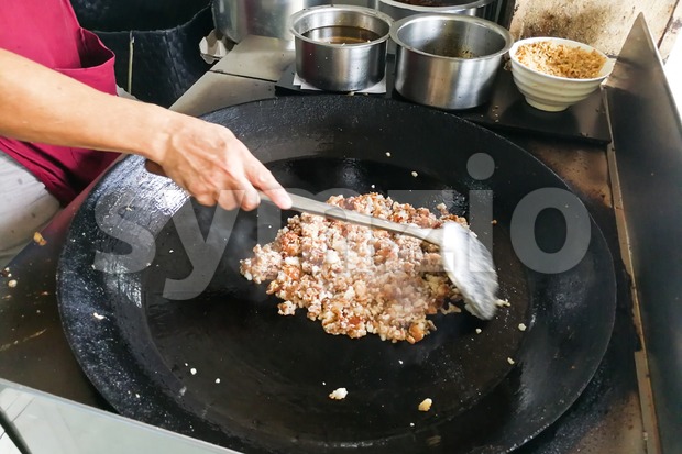 Hawker frying cooking fried carrot cake or kueh kak Stock Photo