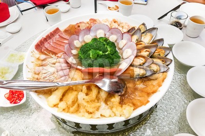 Chinese platter with prawn, scallop, mussels, ham, fish maw, broccoli Stock Photo