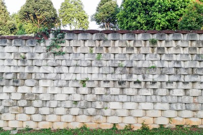 Interlocking designed retaining wall to manage earth erosion Stock Photo