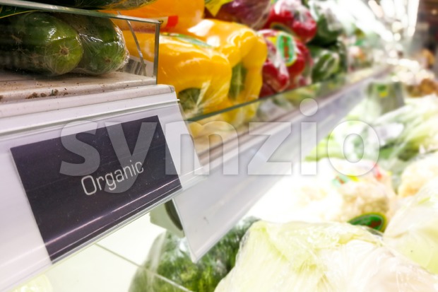 Organic food signage on modern supermarket vegetable aisle Stock Photo