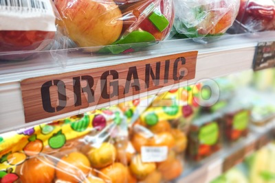 Organic food signage on modern supermarket fresh produce fruits aisle Stock Photo